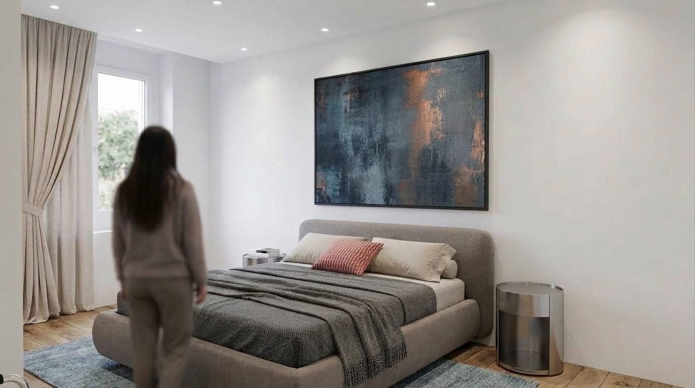 Schlafzimmer mit Doppelbett und ruhiger Farbgebung