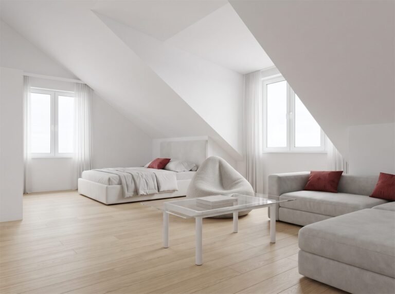Heller Wohnraum mit Sofa und bodentiefen Fenstern